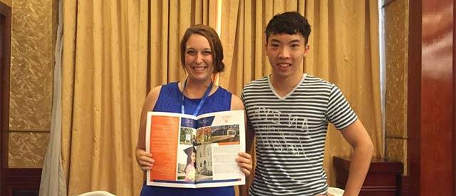 Duy Nguyen与博天堂官方入口登陆登录国际学生协调员Megan Couch站在一起